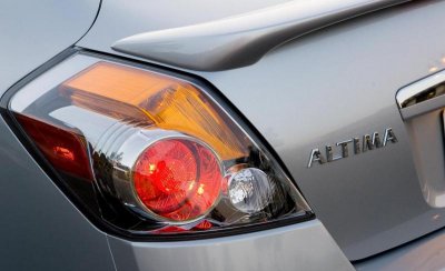 2009-nissan-altima-taillight.jpg