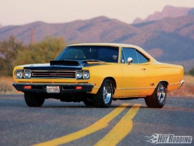 1003phr_05_o+1967_ford_fairlane_1969_plymouth_gtx_1971_el_camaro+gtx_front_left.jpg