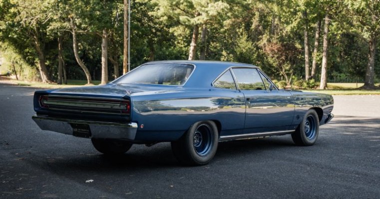 1968-plymouth-road-runner-the-engine-is-the-hellephant-in-the-room-pumps-out-1000-hp_4.jpg