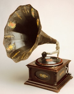 a20cb93a_Anoldgramophone.jpg