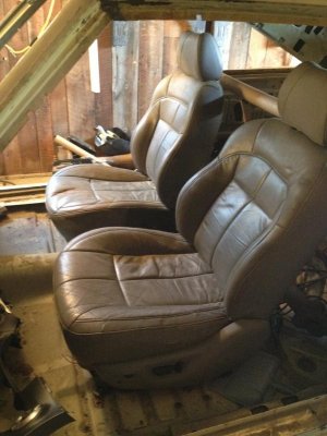 2002 Jeep Grand Cherokee Limited front buckets, leather , power 6 way..jpg