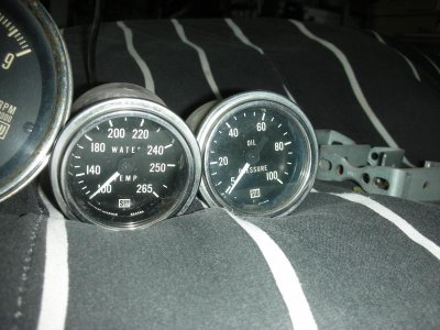 tach and gauges 002.jpg