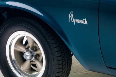 16-1963-plymouth-savoy-max-wedge--front-tire-emblem.jpg