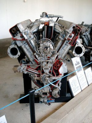 800px-T34_engine_parola_1.jpg