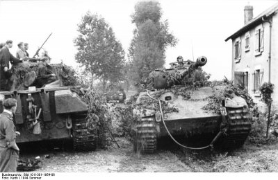 Bundesarchiv_Bild_101I-301-1954-06_Nordfrankreich_Panzer_V_Panther_in_Ortschaft.jpg