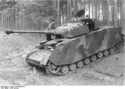 Bundesarchiv_Bild_101I-695-0406-03,_Russland,_Panzer_IV_am_Waldrand.jpg