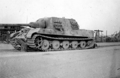 Jagdtiger_number_323_of_the_chwere_Panzerjager_Abteilung_653.jpg