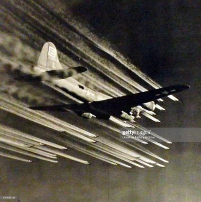 b-17 contrail 1.jpg b-17 contrail 1.jpg