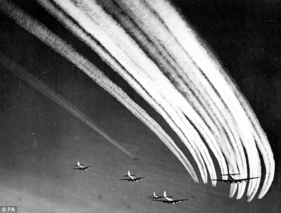 b-17 contrail 2.jpg b-17 contrail 2.jpg