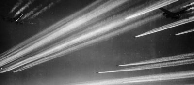 b-17 contrail 3.jpg b-17 contrail 3.jpg