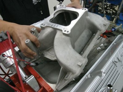 hrdp_0801_08_z-mopar_intake_manifolds-.jpg