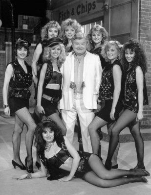 110513-benny-hill-girls-2-520x671.jpg