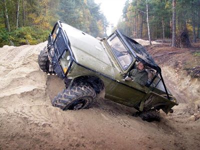 0703dp_01_z%2B1967_jeep_m715_diesel%2Bclimbing_dirt_mound.jpg