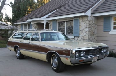 1969-chrysler-town-amp-country-station-wagon-high-option-1.jpg