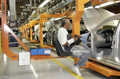 chrysler-group-assembly-line-worker-earl-gasaway-sits-in-an-ergo-seat-picture-id71888627.jpg