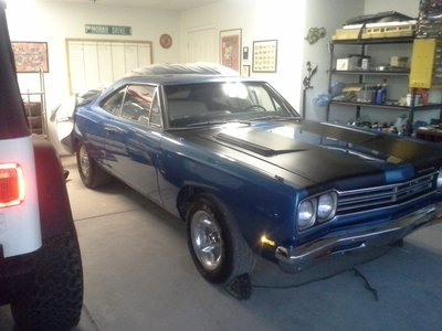 road runner in the garage.jpg road runner in the garage.jpg