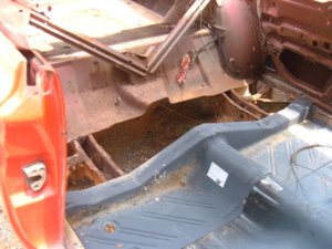 fitting rear floor pans.JPG fitting rear floor pans.JPG