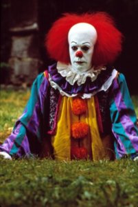 bill-skarsgard-stephen-kings-it-remake-pennywise-clown-outfit-tim-curry-469x700.jpg