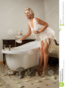 milk-dress-pin-up-girl-preparing-her-bath-34392124.jpg