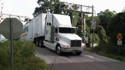 Semi-stuck-on-tracks-in-Ora-jpg_295859_ver1.0_640_360.jpg
