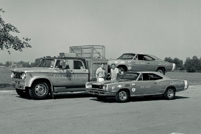 31_dick_mike_landy_1968_transporter_dodge_charge.jpg