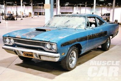 1970_plymouth_road_runner_hemi_barn_find.jpg