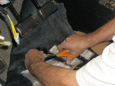 trimming the fiberglass.jpg trimming the fiberglass.jpg