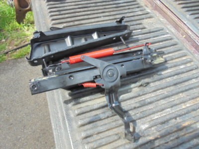 70 b bench seat tracks 001.JPG