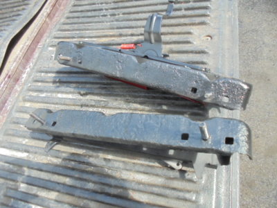 70 b bench seat tracks 006.JPG