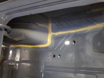 #90 seam seal the right rear wheel well trunk.jpg