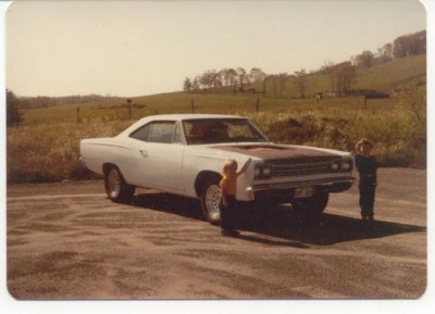 Kids with Roadrunner.jpg Kids with Roadrunner.jpg