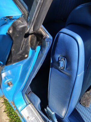 sat pass door pillar seat button.jpg