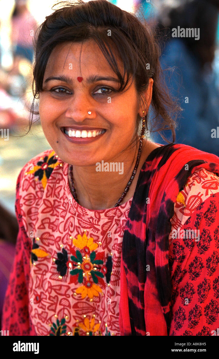 indian-woman-age-28-in-ethnic-clothing-wearing-red-dot-bindi-on-forehead-A8K8H5.jpg