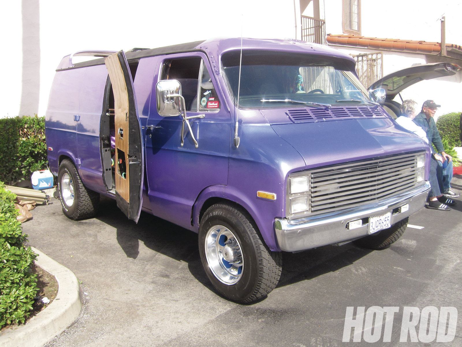 hrdp-1107-14-custom-vans.jpg