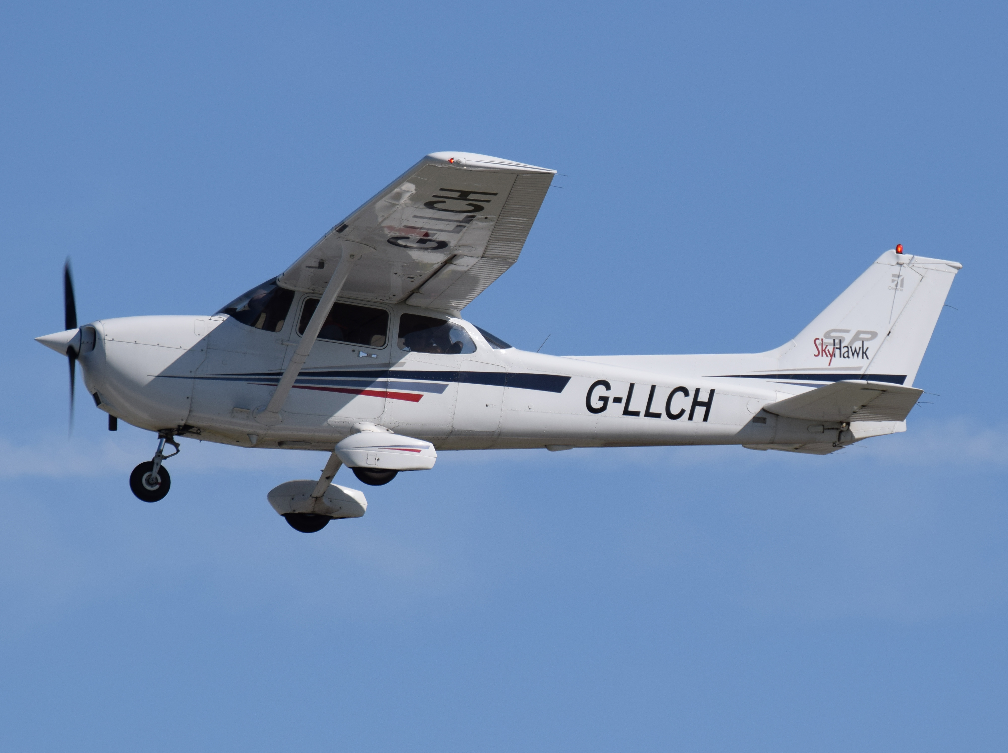 Cessna_172S_Skyhawk_at_Bristol_Airport_%28England%29_23Aug2014_arp.jpg